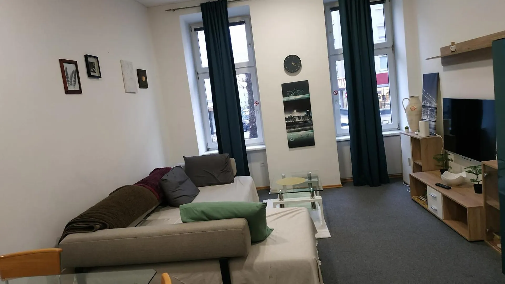 Gutbau Com, Whole Apartment 4U Alone, Self-Check-In, Top-Location, Underground & Shops Under Window, Order Pizza From Window, 3-5Min Walking To Swimming & Footbal Stadion, Wake-Up In Sunshine Vienna 0*,  Austria