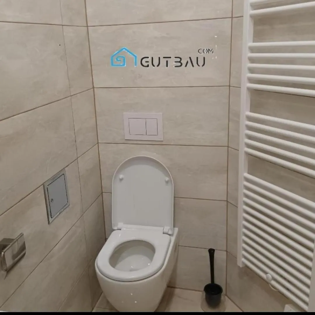 Whole Apartment 4U Alone, Self-Check-In, Top-Location, Underground & Shops Under Window, Order Pizza From Window, 3-5Min Walking To Swimming & Footbal Stadion, Wake-Up In Sunshine