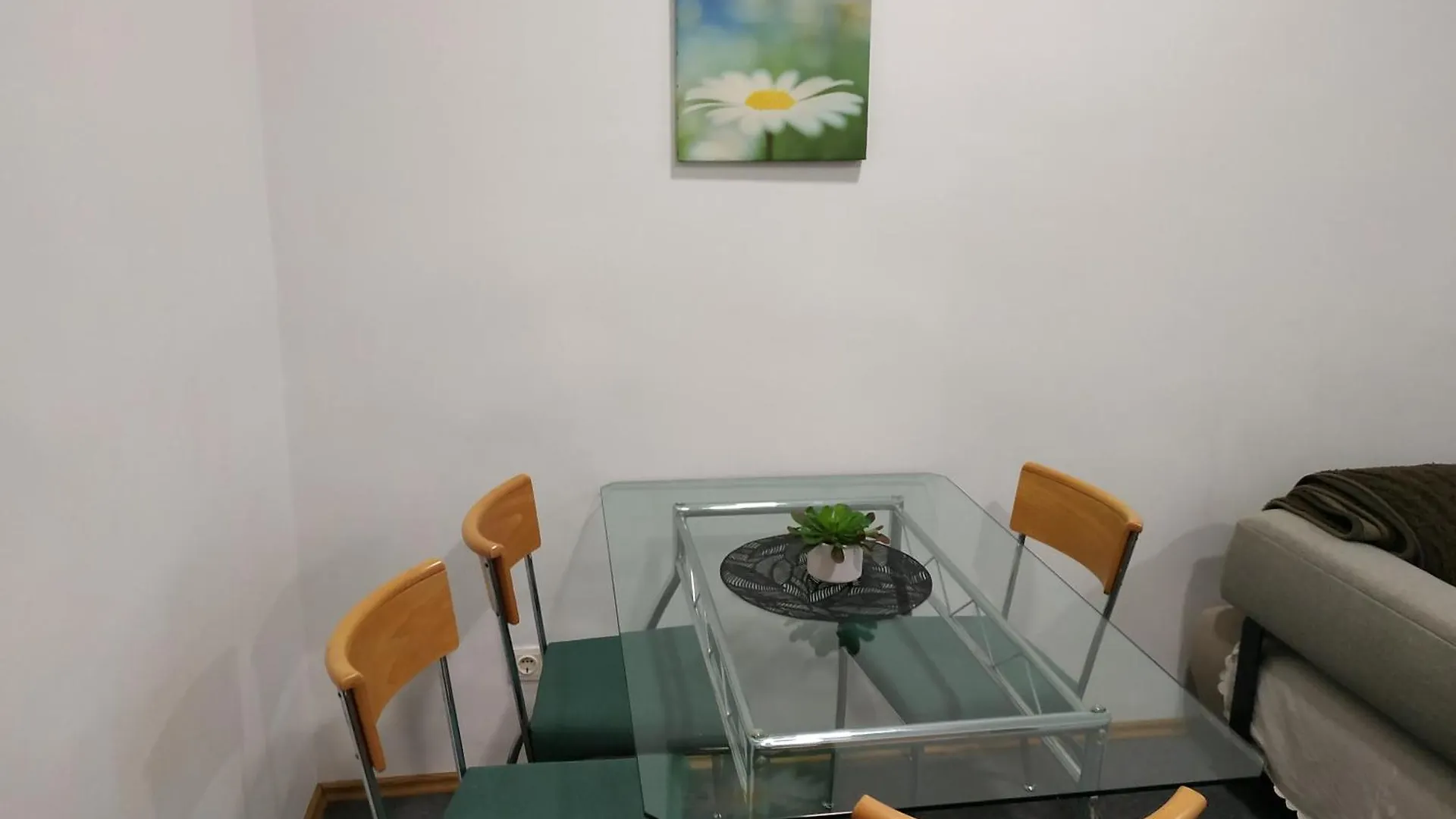 Whole Apartment 4U Alone, Self-Check-In, Top-Location, Underground & Shops Under Window, Order Pizza From Window, 3-5Min Walking To Swimming & Footbal Stadion, Wake-Up In Sunshine