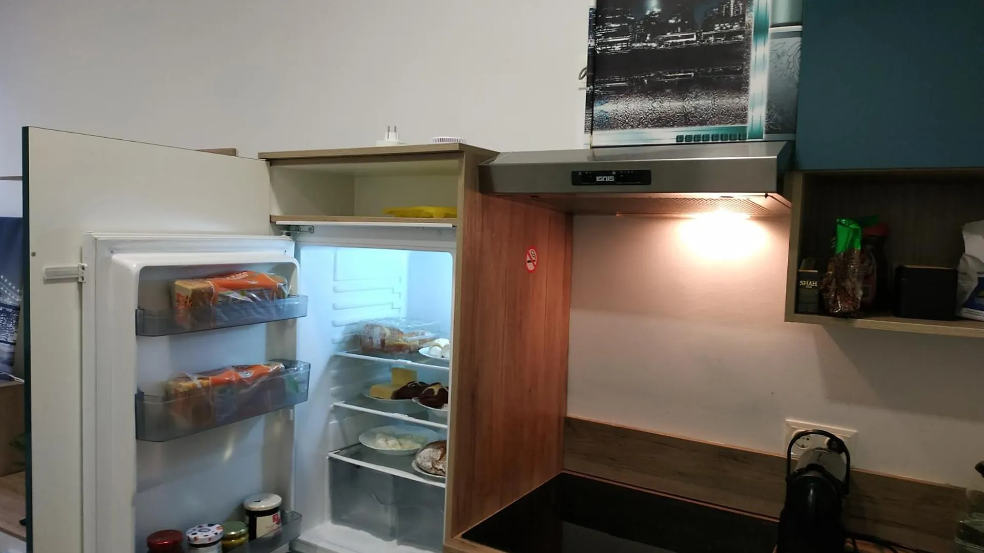 Whole Apartment 4U Alone, Self-Check-In, Top-Location, Underground & Shops Under Window, Order Pizza From Window, 3-5Min Walking To Swimming & Footbal Stadion, Wake-Up In Sunshine 0*, Vienna Austria