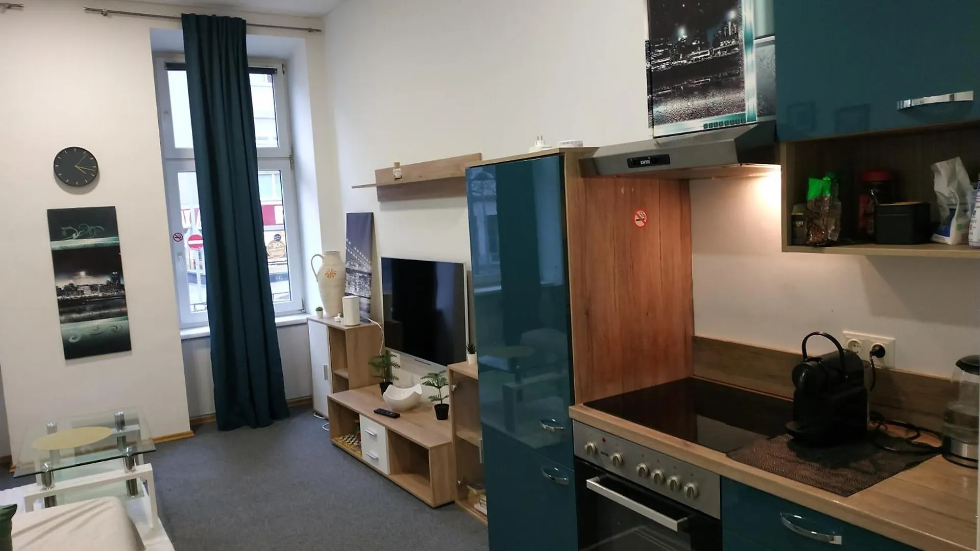 Whole Apartment 4U Alone, Self-Check-In, Top-Location, Underground & Shops Under Window, Order Pizza From Window, 3-5Min Walking To Swimming & Footbal Stadion, Wake-Up In Sunshine location