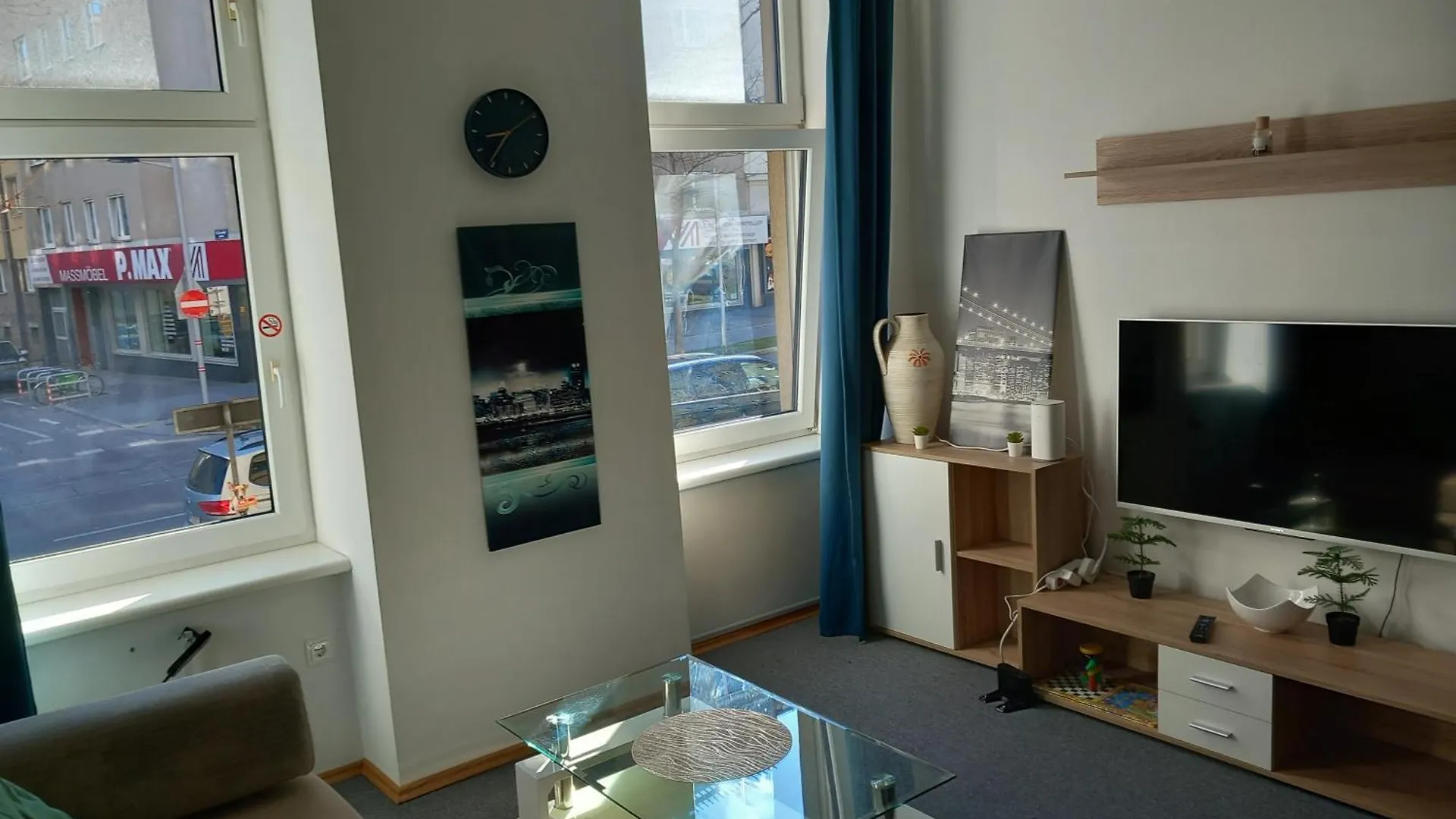 Whole Apartment 4U Alone, Self-Check-In, Top-Location, Underground & Shops Under Window, Order Pizza From Window, 3-5Min Walking To Swimming & Footbal Stadion, Wake-Up In Sunshine Austria