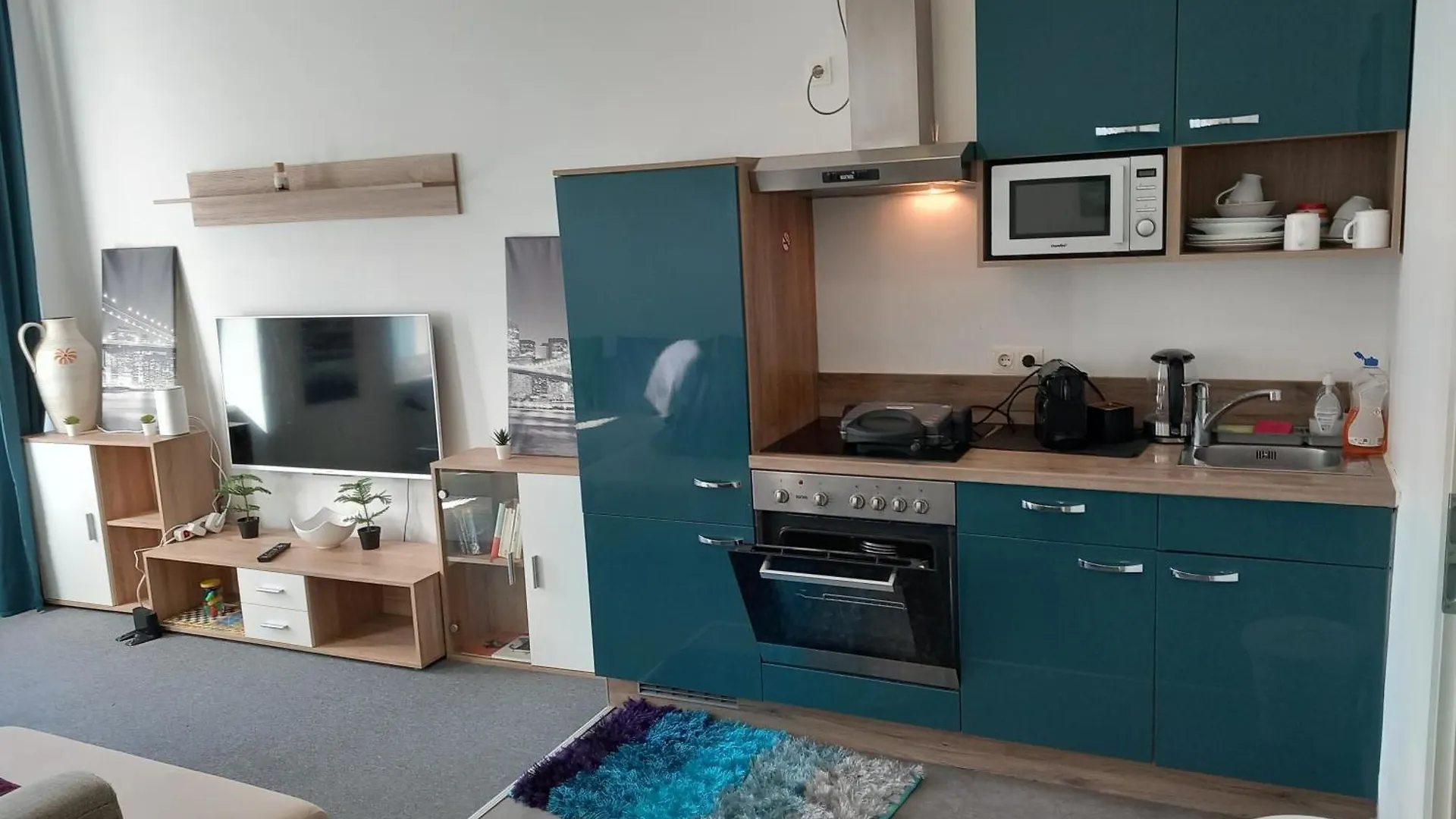 Whole Apartment 4U Alone, Self-Check-In, Top-Location, Underground & Shops Under Window, Order Pizza From Window, 3-5Min Walking To Swimming & Footbal Stadion, Wake-Up In Sunshine