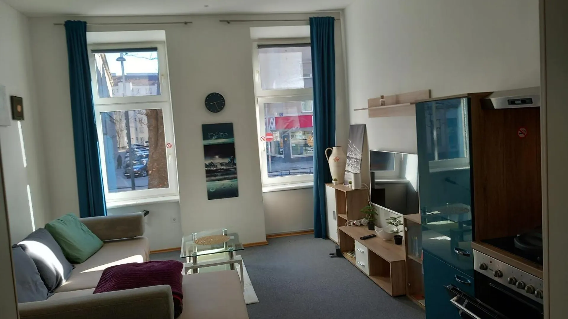 Whole Apartment 4U Alone, Self-Check-In, Top-Location, Underground & Shops Under Window, Order Pizza From Window, 3-5Min Walking To Swimming & Footbal Stadion, Wake-Up In Sunshine Austria
