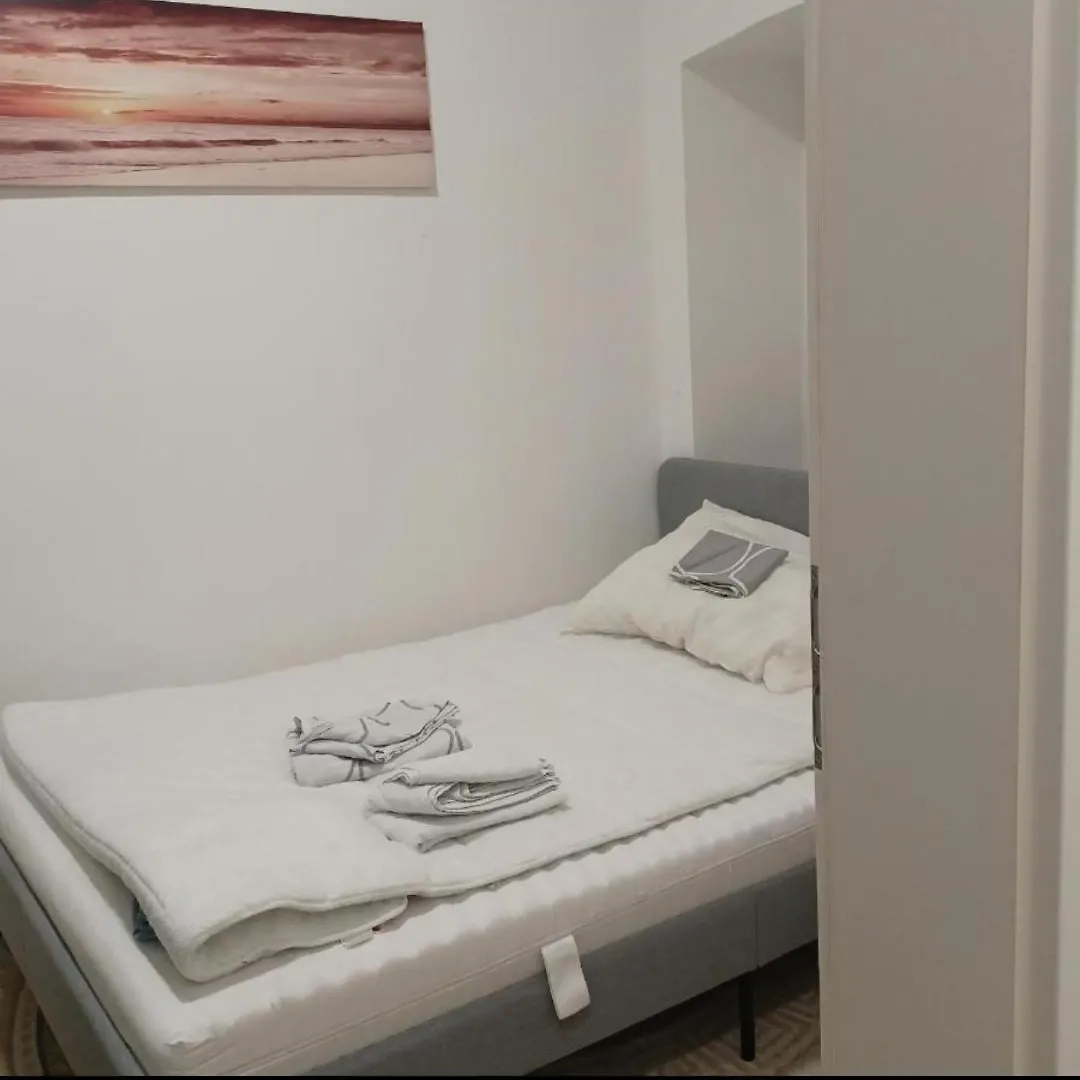 Gutbau Com, Whole Apartment 4U Alone, Self-Check-In, Top-Location, Underground & Shops Under Window, Order Pizza From Window, 3-5Min Walking To Swimming & Footbal Stadion, Wake-Up In Sunshine Vienna