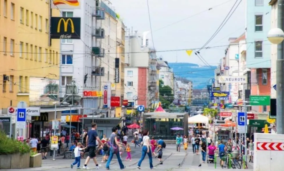 Gutbau Com, Whole Apartment 4U Alone, Self-Check-In, Top-Location, Underground & Shops Under Window, Order Pizza From Window, 3-5Min Walking To Swimming & Footbal Stadion, Wake-Up In Sunshine Vienna Austria